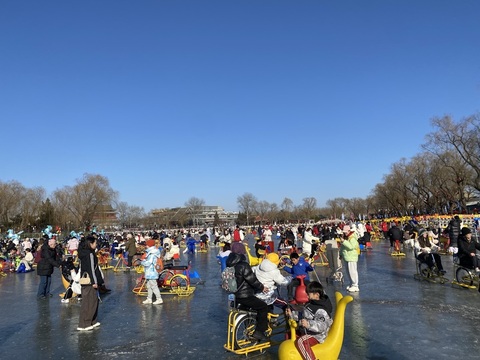 北京什剎海冰場 當地民眾樂享冰上時光