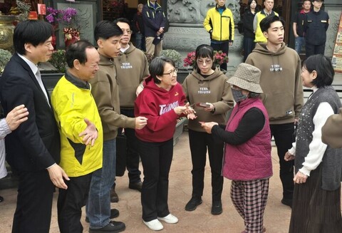 蕭副總統宜蘭參拜發福袋 盼國泰民安國人團結