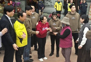 蕭副總統宜蘭參拜發福袋  盼國泰民安國人團結