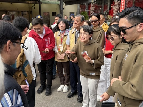 蕭副總統高雄發福袋 盼國家興盛、人民團結