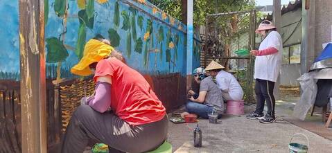 三義勝興社區攜手失親兒彩繪 老中青點亮客庄圍牆