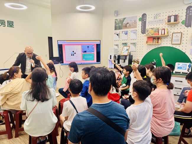 房仲化身變形金剛拚生存　推社區共享空間搏感情奏效 | 華視新聞