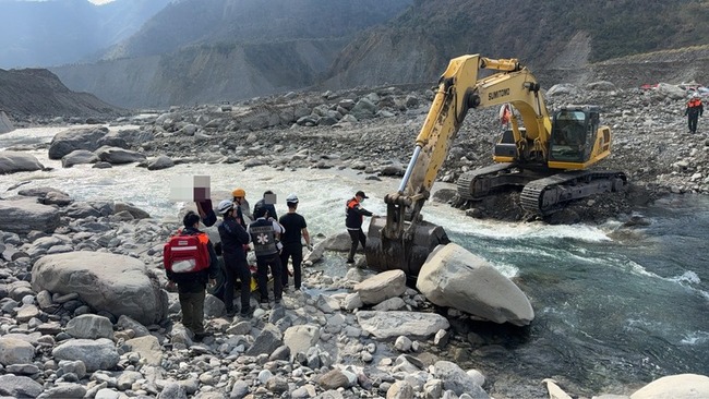 機車騎士疑自高雄瓦筏哈橋墜溪谷　重傷送醫急救 | 華視新聞