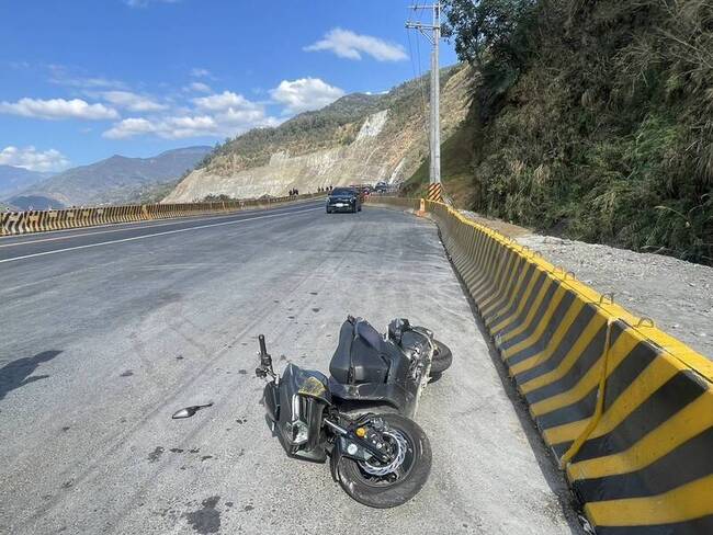 男子騎車出遊經南橫疑自撞護欄　墜邊坡送醫不治 | 華視新聞