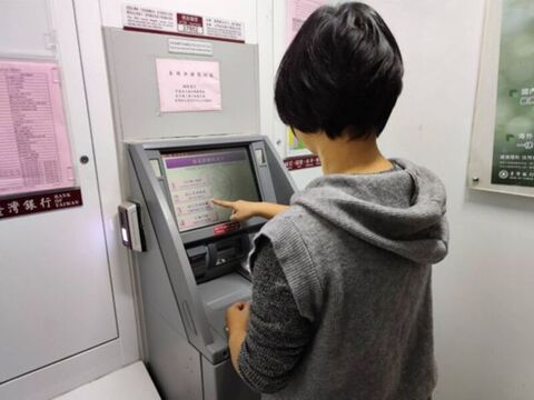 隨意交付網友銀行帳戶　中市府：慎防金融管制