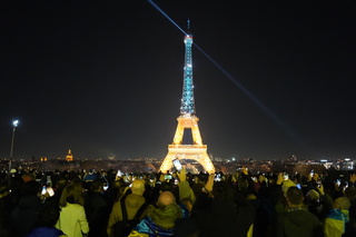 俄烏戰爭4週年巴黎鐵塔點亮藍黃光　烏國僑民想回家