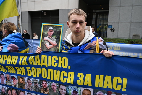 俄烏戰爭屆滿4年　布魯塞爾遊行聲援烏克蘭