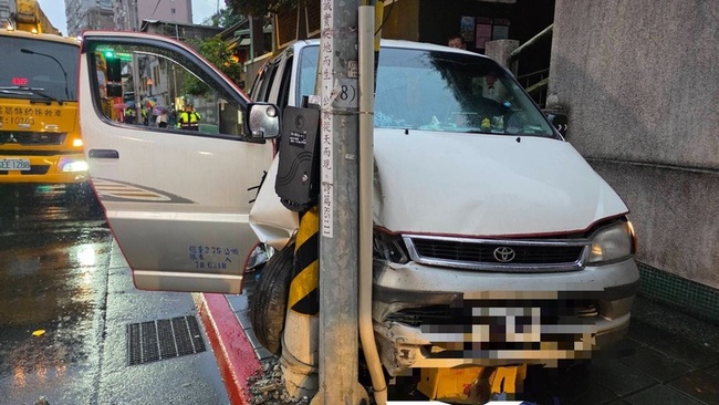 北市文山區車輛失控衝人行道　釀1死2傷 | 華視新聞