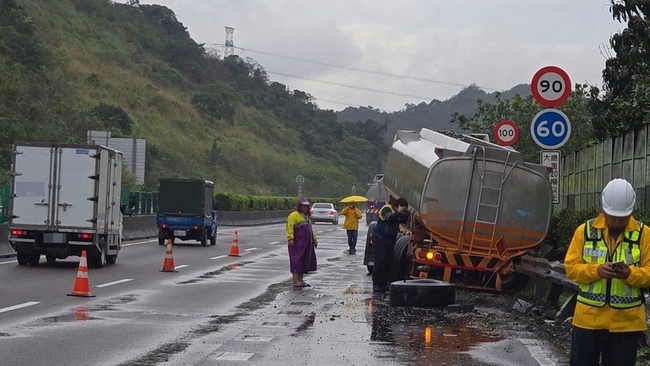 化學槽車擦撞護欄 國1五堵段回堵4公里 | 華視新聞
