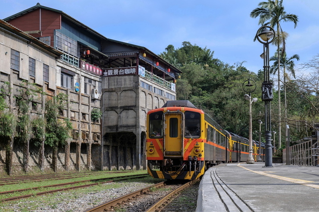 台鐵平溪線慢遊山城秘境　追瀑懷舊天燈祈福夯 | 華視新聞