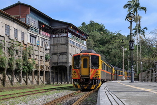 台鐵平溪線慢遊山城秘境　追瀑懷舊天燈祈福夯