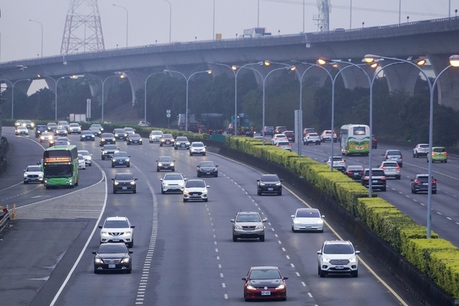 連假收假日國道交通量低於預估　零星路段壅塞 | 華視新聞