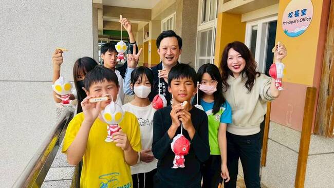 澎湖子弟顏子傑返母校　肯定風櫃國小教育成果 | 華視新聞