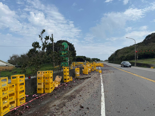 大貨車百箱米酒未綑牢 掉落台2線下午清理完成 | 華視新聞