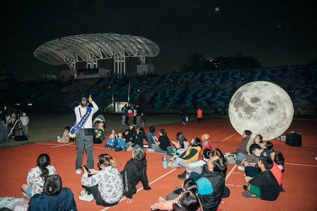 屏東全縣5地追月全食　縣立體育館主場導覽連線直播 | 華視新聞