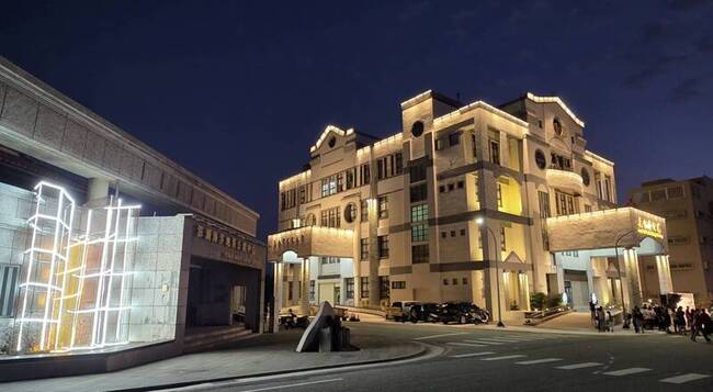 馬公市政大樓點燈亮化　市容景觀愈夜愈美麗 | 華視新聞