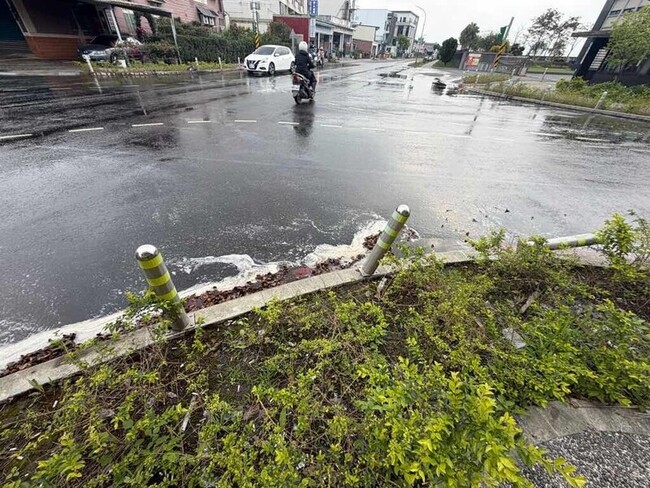 貨車載液肥未繫牢　宜蘭轉彎處掉落散惡臭將挨罰 | 華視新聞