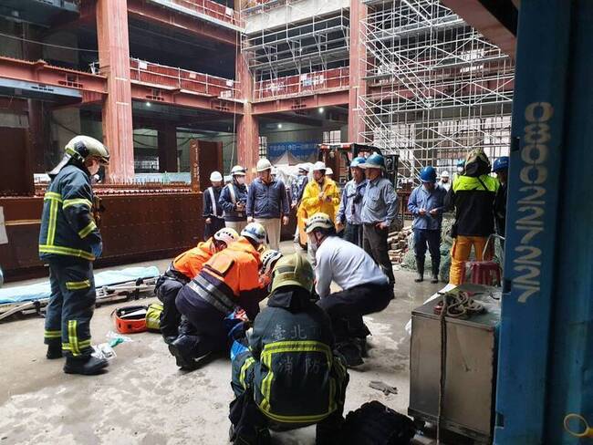 北市國賓飯店旁工地工人墜樓　命危送醫搶救 | 華視新聞