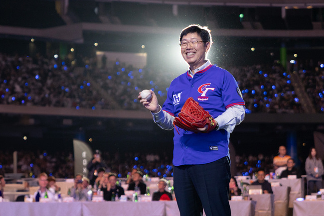 WBC開打劉揚偉一身棒球魂　大手筆組鴻海團赴日應援 | 華視新聞