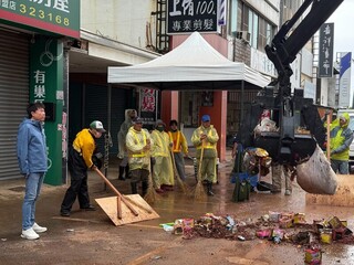 鞭炮炸2天垃圾如小山　台東市公所迅速恢復市容