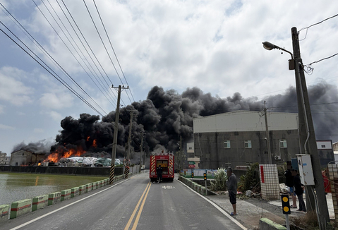 彰化福興倉庫大火竄濃煙　消防灌救中