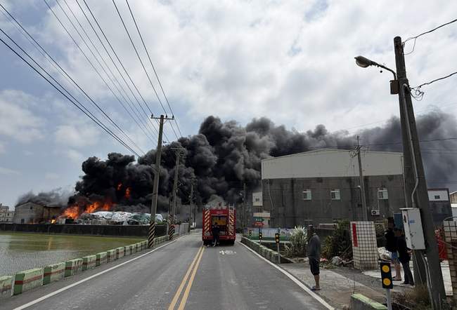 彰化福興倉庫大火竄濃煙　消防灌救中 | 華視新聞