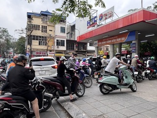 越南油價受中東戰火波及  民眾排隊加油但不至恐慌