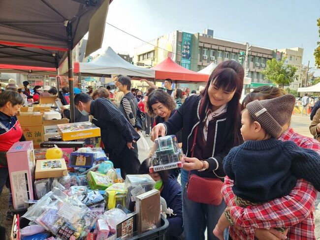 雲林家扶無窮世代義賣會　民代響應助學子 | 華視新聞