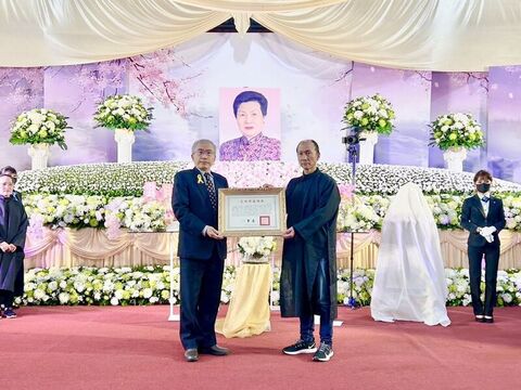 歌仔戲保存者王束花辭世　文化部頒旌揚狀