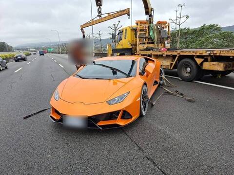 超跑國1銅鑼路段撞護欄　駕駛：疑輾壓異物失控