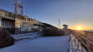玉山凌晨零下8.9度降雪　微量積雪如糖霜