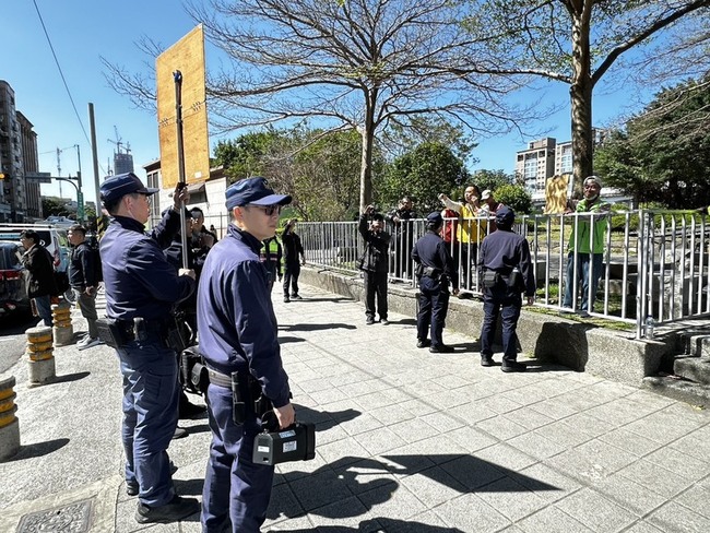 新黨游智彬赴民進黨中央丟雞蛋　警架離偵辦 | 華視新聞