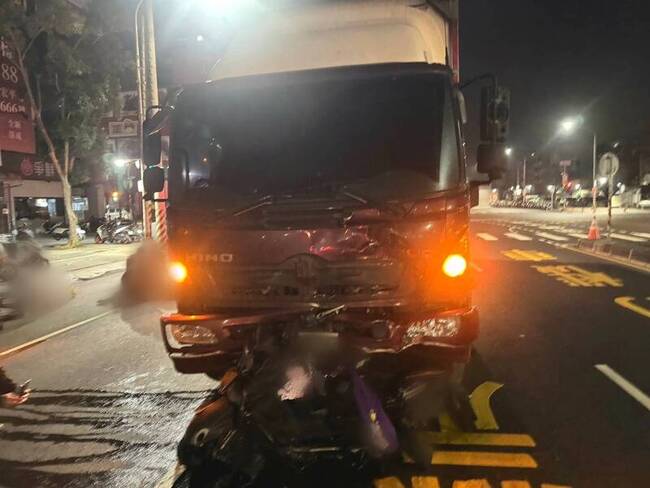 高雄小港機車騎士疑闖紅燈　遭大貨車撞上不治 | 華視新聞