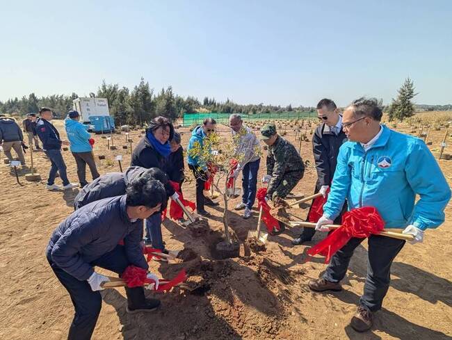 金門小三通港區植樹　上千株喬灌木盼綠美化國門 | 華視新聞