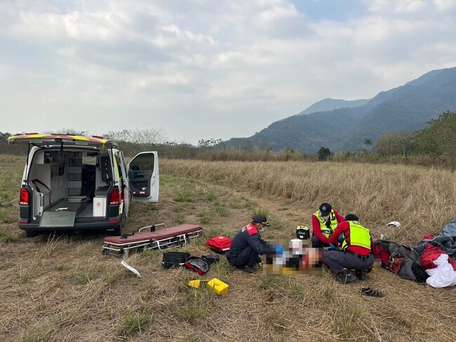 屏東三地門飛行場意外　男駕滑翔傘墜落送醫不治 | 華視新聞
