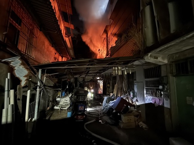 基隆七堵民宅暗夜惡火　屋內堆雜物幸無人傷亡 | 華視新聞