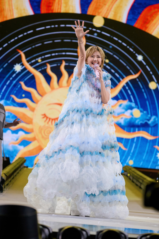 孫燕姿睽違12年重返香港開唱  鄭秀文獻「聲」祝福 | 華視新聞