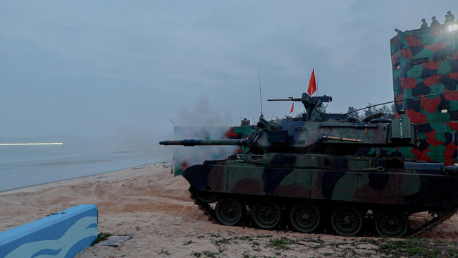 金門拂曉太武操演　火砲實彈射擊模擬敵登陸作戰 | 華視新聞