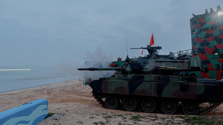 金門拂曉太武操演　火砲實彈射擊模擬敵登陸作戰