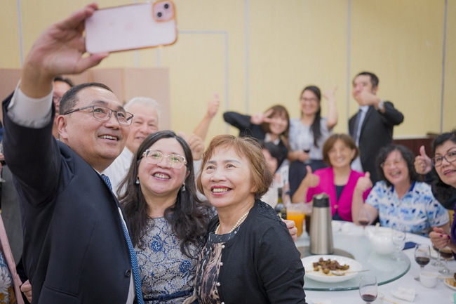 侯友宜率團訪澳洲  布里斯本僑宴受歡迎逐桌自拍 | 華視新聞