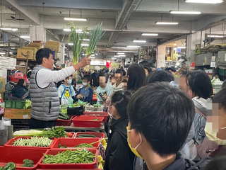 市場變惜食教室 竹市北門國小生走進產銷中心辨蔥蒜