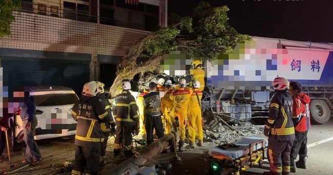 飼料車撞高雄阿蓮區電桿　駕駛不治、291戶停電 | 華視新聞