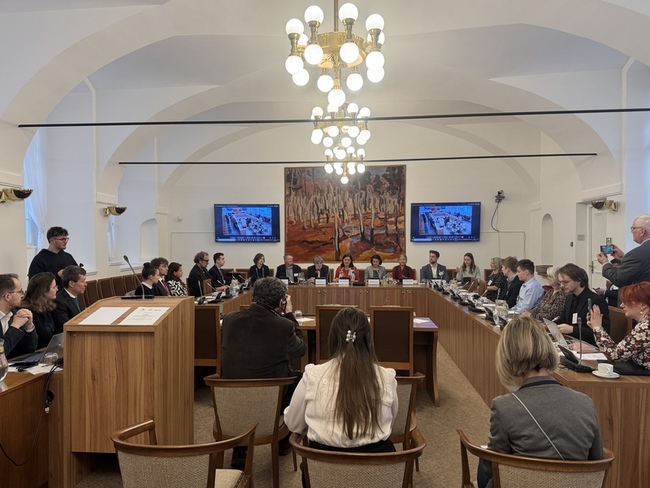 捷克眾議院關切西藏人權　議員、學者齊批中共壓迫 | 華視新聞