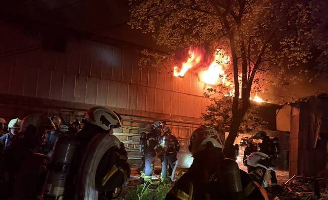 北市南港鐵皮工廠火警撲滅　發現2具遺體 | 華視新聞