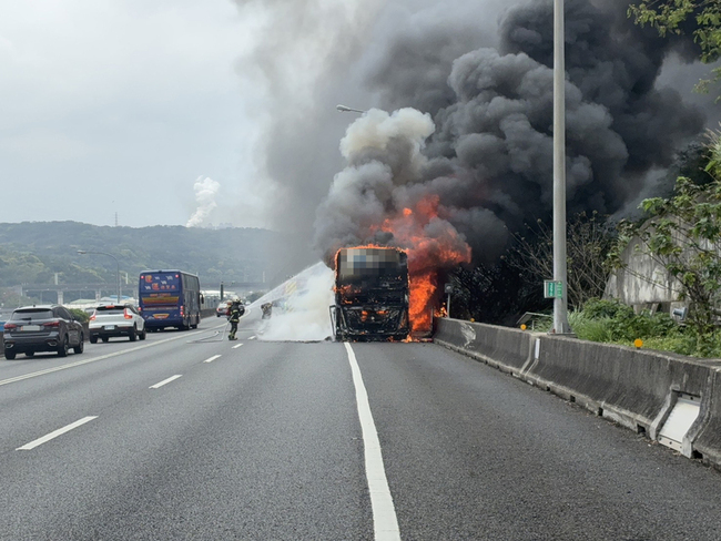 國1五楊高架遊覽車起火　25人逃生1人送醫 | 華視新聞
