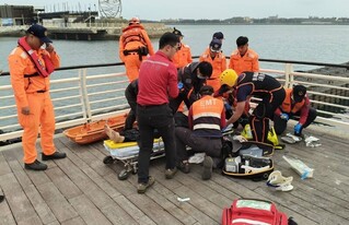 澎湖馬公港區民眾落海命危  警消岸巡救援送醫