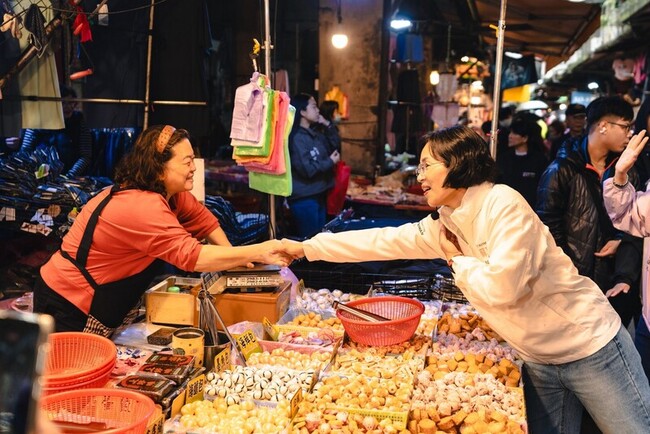 蘇巧慧、李四川展開陸戰　勤走基層拚支持 | 華視新聞