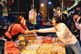 蘇巧慧、李四川展開陸戰　勤走基層拚支持