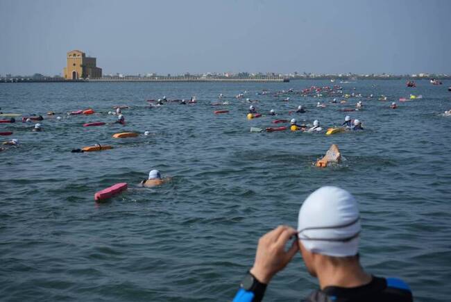大鵬灣橫渡長泳2公里　15歲泳者率先抵岸 | 華視新聞