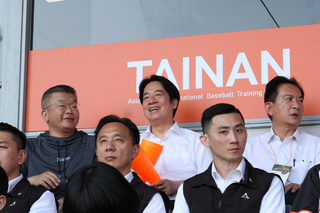 台南亞太球場迎首場職棒賽　賴總統觀眾席當球迷